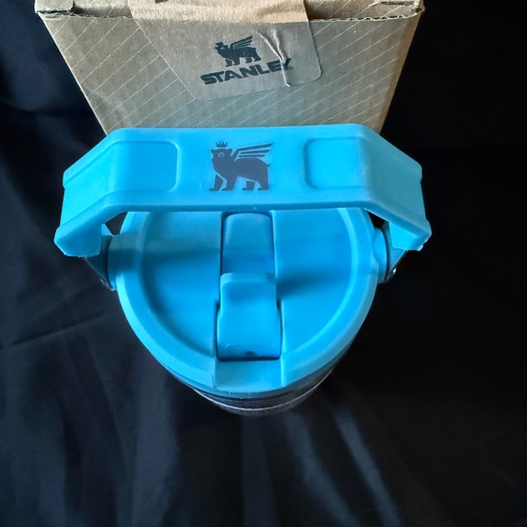 New 30oz Stanley Quencher H2.0 Tumbler - Blue Laser Engraved Hello Kitty - Picture 3 of 8